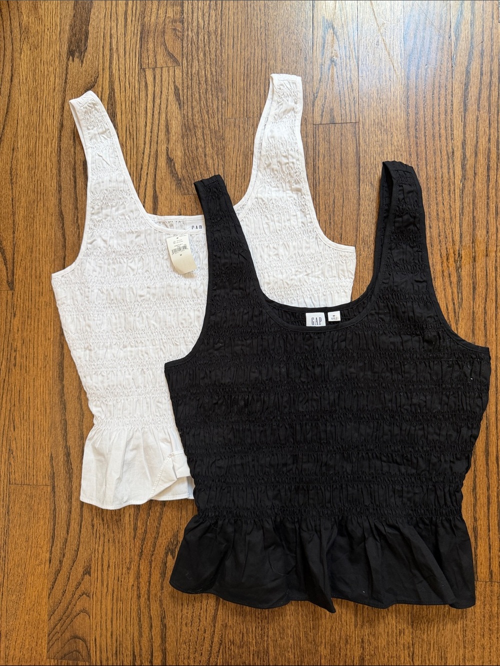 2 Gap smocked tank tops, size M

White- NWT
Black- NWOT